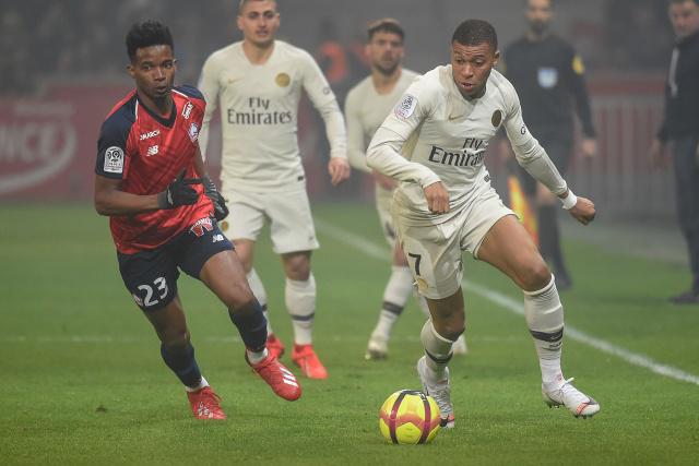 闫鹏飞22+12上海2-1晋级八强 首钢4人被驱逐